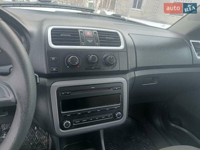 Белый Шкода Фабия, объемом двигателя 1.2 л и пробегом 290 тыс. км за 3300 $, фото 13 на Automoto.ua