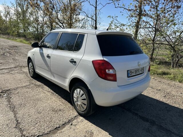Белый Шкода Фабия, объемом двигателя 1.2 л и пробегом 210 тыс. км за 4300 $, фото 3 на Automoto.ua