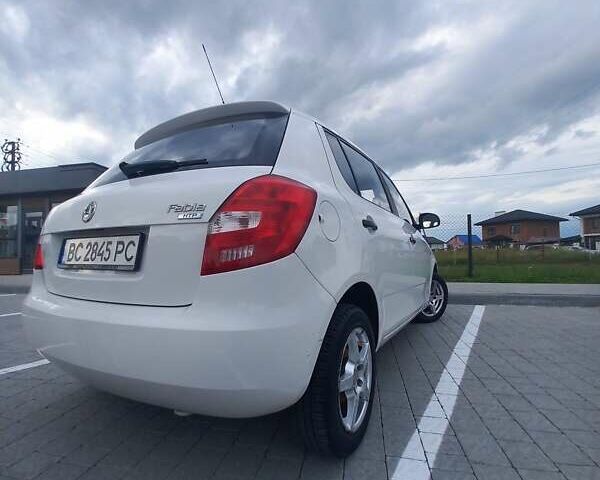 Белый Шкода Фабия, объемом двигателя 1.2 л и пробегом 185 тыс. км за 4700 $, фото 1 на Automoto.ua