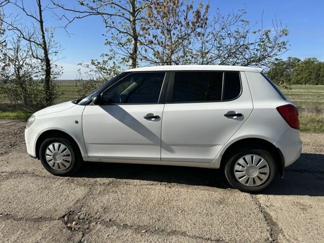 Белый Шкода Фабия, объемом двигателя 1.2 л и пробегом 210 тыс. км за 4300 $, фото 2 на Automoto.ua