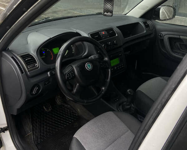 Белый Шкода Фабия, объемом двигателя 1.42 л и пробегом 349 тыс. км за 4600 $, фото 6 на Automoto.ua