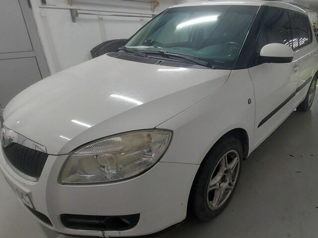 Белый Шкода Фабия, объемом двигателя 1.6 л и пробегом 146 тыс. км за 5500 $, фото 2 на Automoto.ua