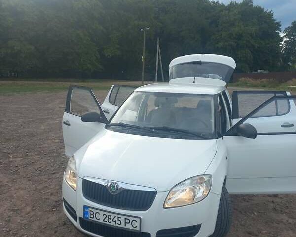 Белый Шкода Фабия, объемом двигателя 1.2 л и пробегом 185 тыс. км за 4700 $, фото 12 на Automoto.ua