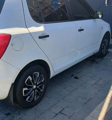 Белый Шкода Фабия, объемом двигателя 1.2 л и пробегом 225 тыс. км за 3250 $, фото 6 на Automoto.ua