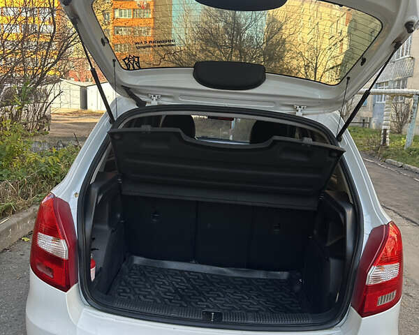 Белый Шкода Фабия, объемом двигателя 1.6 л и пробегом 196 тыс. км за 5200 $, фото 11 на Automoto.ua