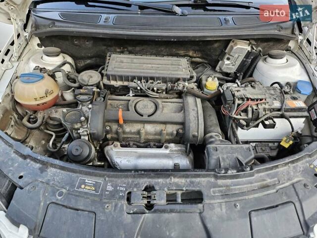 Белый Шкода Фабия, объемом двигателя 1.6 л и пробегом 198 тыс. км за 5200 $, фото 33 на Automoto.ua