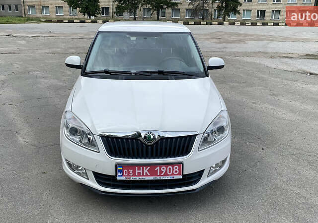 Белый Шкода Фабия, объемом двигателя 1.2 л и пробегом 209 тыс. км за 6500 $, фото 1 на Automoto.ua