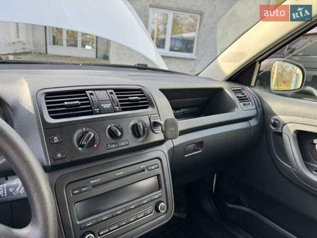 Белый Шкода Фабия, объемом двигателя 1.2 л и пробегом 158 тыс. км за 5499 $, фото 16 на Automoto.ua