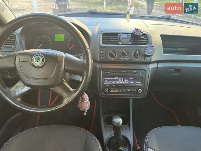 Белый Шкода Фабия, объемом двигателя 1.6 л и пробегом 196 тыс. км за 5200 $, фото 5 на Automoto.ua