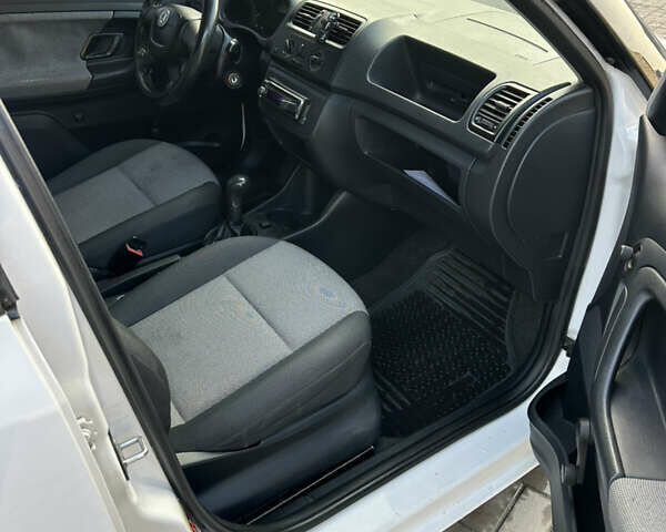 Белый Шкода Фабия, объемом двигателя 1.2 л и пробегом 266 тыс. км за 3299 $, фото 14 на Automoto.ua