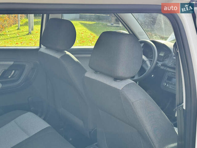 Белый Шкода Фабия, объемом двигателя 1.2 л и пробегом 158 тыс. км за 5499 $, фото 20 на Automoto.ua