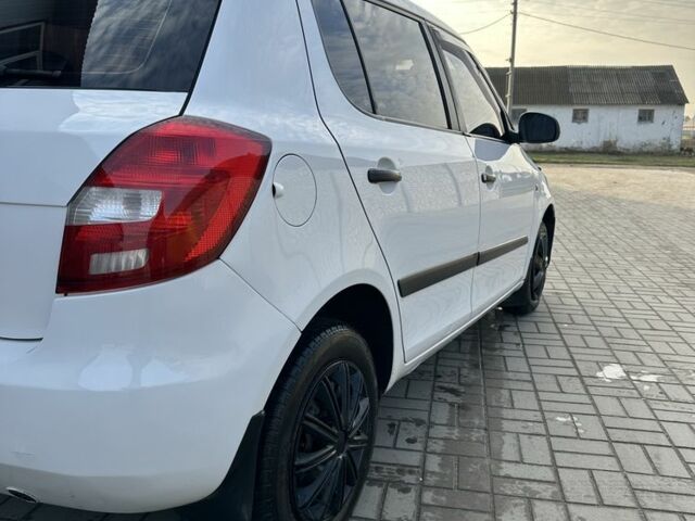 Белый Шкода Фабия, объемом двигателя 1.2 л и пробегом 265 тыс. км за 3299 $, фото 7 на Automoto.ua