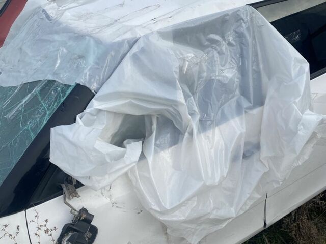 Белый Шкода Фабия, объемом двигателя 1.2 л и пробегом 150 тыс. км за 1300 $, фото 4 на Automoto.ua