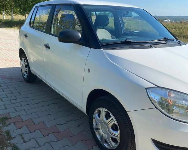 Белый Шкода Фабия, объемом двигателя 1.2 л и пробегом 190 тыс. км за 5200 $, фото 2 на Automoto.ua