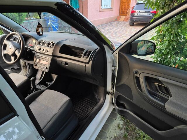 Белый Шкода Фабия, объемом двигателя 1.2 л и пробегом 140 тыс. км за 5900 $, фото 10 на Automoto.ua