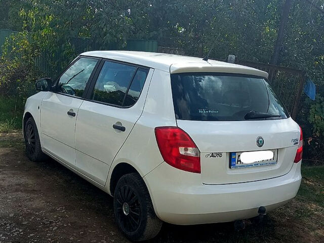 Белый Шкода Фабия, объемом двигателя 1.6 л и пробегом 264 тыс. км за 5500 $, фото 5 на Automoto.ua