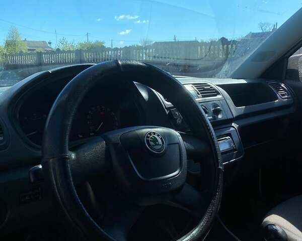 Белый Шкода Фабия, объемом двигателя 1.2 л и пробегом 125 тыс. км за 4400 $, фото 5 на Automoto.ua