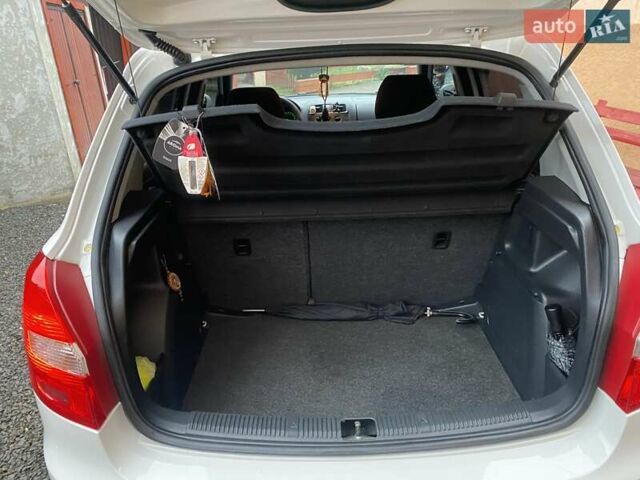 Белый Шкода Фабия, объемом двигателя 1.39 л и пробегом 194 тыс. км за 6200 $, фото 5 на Automoto.ua