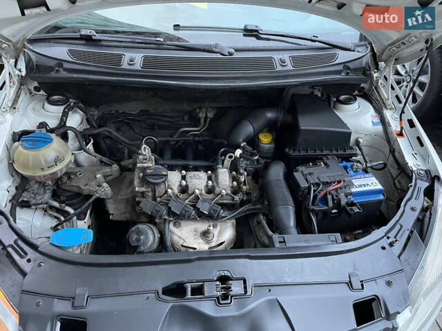 Белый Шкода Фабия, объемом двигателя 1.2 л и пробегом 184 тыс. км за 4800 $, фото 10 на Automoto.ua