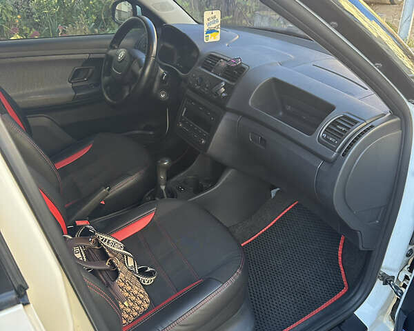 Белый Шкода Фабия, объемом двигателя 1.6 л и пробегом 196 тыс. км за 5200 $, фото 10 на Automoto.ua