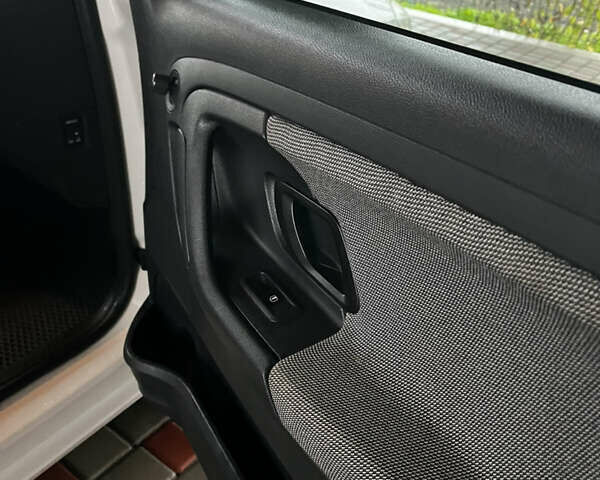 Белый Шкода Фабия, объемом двигателя 1.39 л и пробегом 141 тыс. км за 5400 $, фото 10 на Automoto.ua