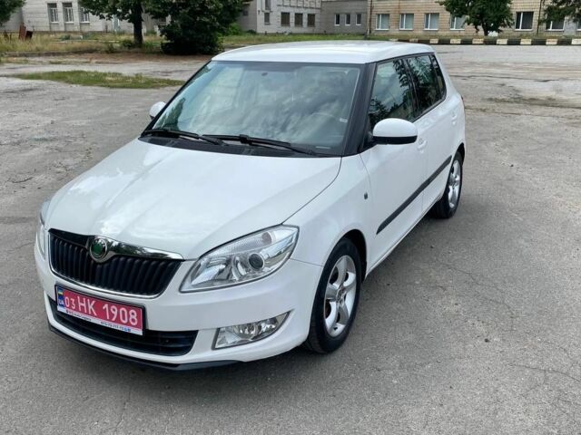 Белый Шкода Фабия, объемом двигателя 1.2 л и пробегом 209 тыс. км за 6500 $, фото 2 на Automoto.ua