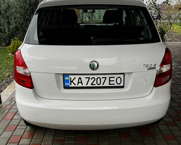 Белый Шкода Фабия, объемом двигателя 1.39 л и пробегом 141 тыс. км за 5400 $, фото 5 на Automoto.ua
