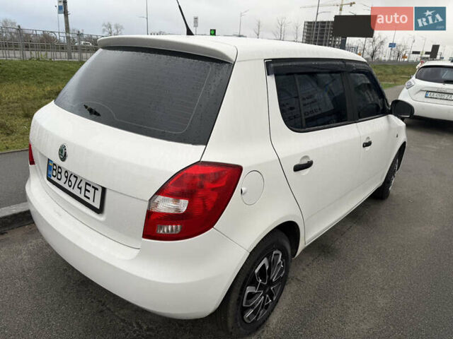 Белый Шкода Фабия, объемом двигателя 1.2 л и пробегом 184 тыс. км за 4800 $, фото 3 на Automoto.ua