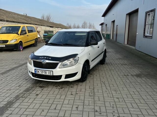 Белый Шкода Фабия, объемом двигателя 1.2 л и пробегом 265 тыс. км за 3299 $, фото 1 на Automoto.ua