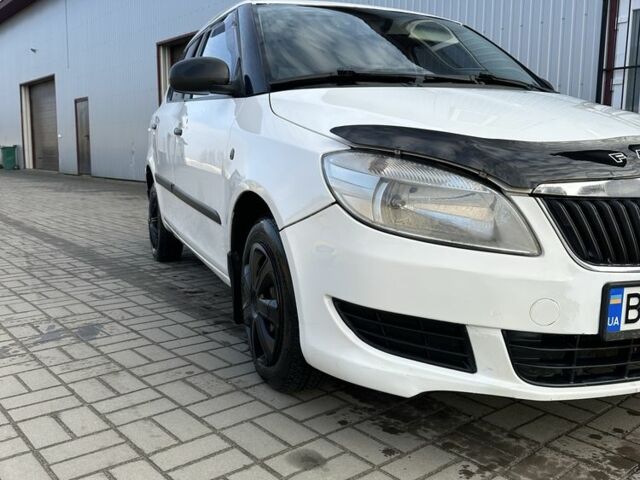 Белый Шкода Фабия, объемом двигателя 1.2 л и пробегом 265 тыс. км за 3299 $, фото 4 на Automoto.ua