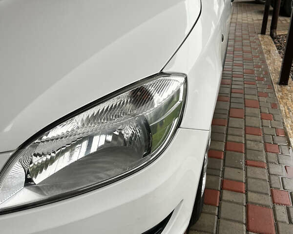 Белый Шкода Фабия, объемом двигателя 1.39 л и пробегом 141 тыс. км за 5400 $, фото 1 на Automoto.ua