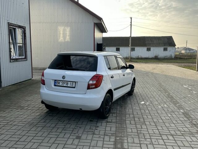 Белый Шкода Фабия, объемом двигателя 1.2 л и пробегом 265 тыс. км за 3299 $, фото 3 на Automoto.ua