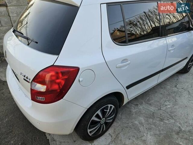 Белый Шкода Фабия, объемом двигателя 1.6 л и пробегом 198 тыс. км за 5200 $, фото 30 на Automoto.ua