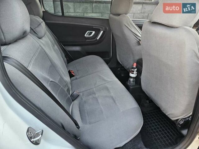 Белый Шкода Фабия, объемом двигателя 1.6 л и пробегом 198 тыс. км за 5200 $, фото 45 на Automoto.ua