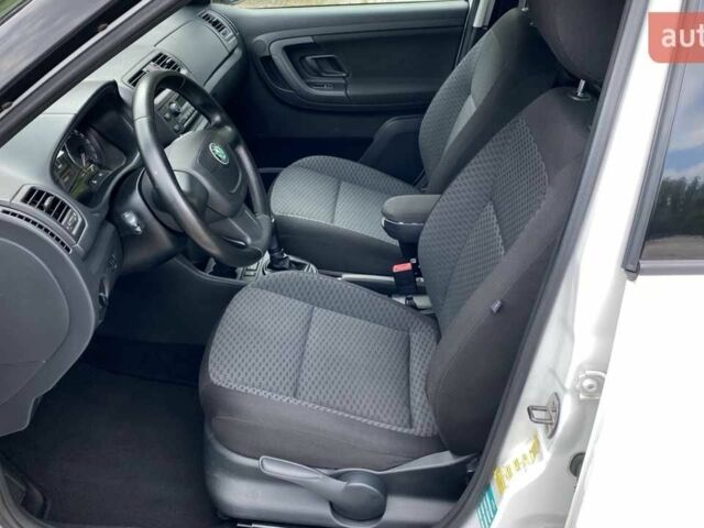 Білий Шкода Фабія, об'ємом двигуна 1.2 л та пробігом 209 тис. км за 2500 $, фото 6 на Automoto.ua