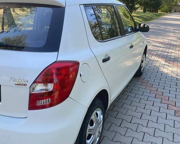 Белый Шкода Фабия, объемом двигателя 1.2 л и пробегом 190 тыс. км за 5200 $, фото 9 на Automoto.ua