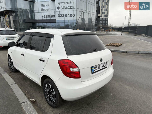 Белый Шкода Фабия, объемом двигателя 1.2 л и пробегом 184 тыс. км за 4800 $, фото 2 на Automoto.ua