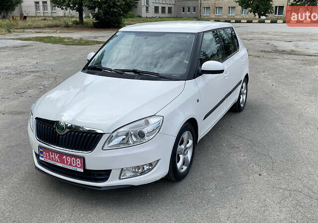 Белый Шкода Фабия, объемом двигателя 1.2 л и пробегом 209 тыс. км за 6500 $, фото 2 на Automoto.ua
