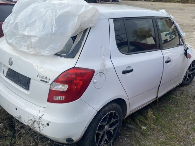 Белый Шкода Фабия, объемом двигателя 1.2 л и пробегом 150 тыс. км за 1300 $, фото 3 на Automoto.ua