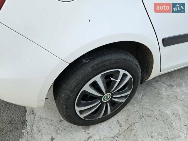 Белый Шкода Фабия, объемом двигателя 1.6 л и пробегом 198 тыс. км за 5200 $, фото 23 на Automoto.ua