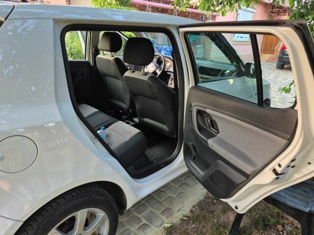 Белый Шкода Фабия, объемом двигателя 1.2 л и пробегом 140 тыс. км за 5900 $, фото 7 на Automoto.ua