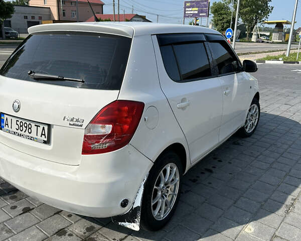 Белый Шкода Фабия, объемом двигателя 1.4 л и пробегом 315 тыс. км за 3500 $, фото 5 на Automoto.ua