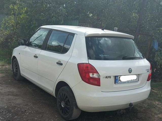 Белый Шкода Фабия, объемом двигателя 1.6 л и пробегом 264 тыс. км за 5500 $, фото 4 на Automoto.ua