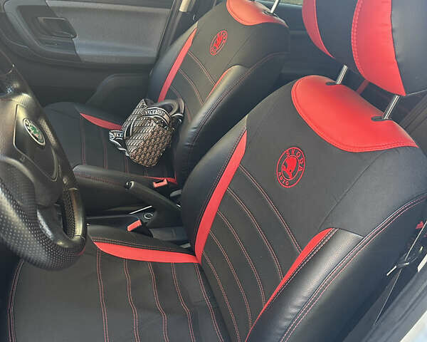 Белый Шкода Фабия, объемом двигателя 1.6 л и пробегом 196 тыс. км за 5200 $, фото 8 на Automoto.ua