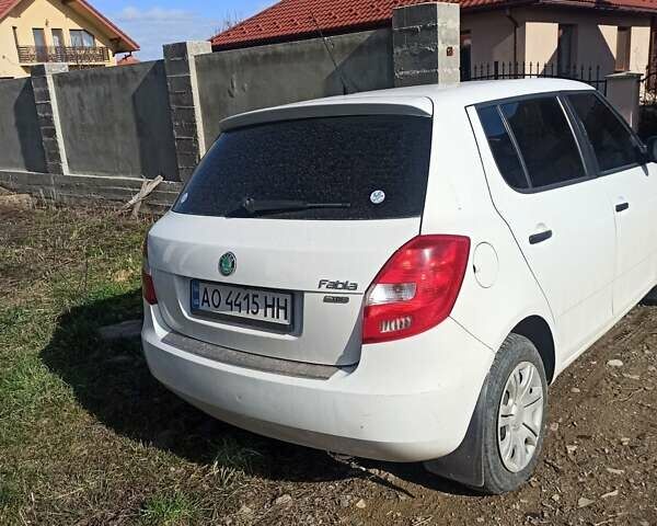 Белый Шкода Фабия, объемом двигателя 1.6 л и пробегом 238 тыс. км за 6000 $, фото 4 на Automoto.ua