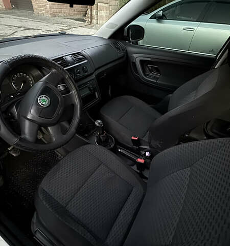 Белый Шкода Фабия, объемом двигателя 1.6 л и пробегом 294 тыс. км за 4700 $, фото 4 на Automoto.ua