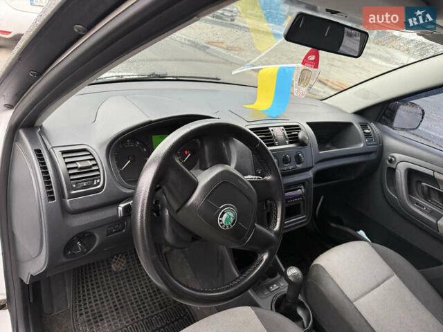Белый Шкода Фабия, объемом двигателя 1.2 л и пробегом 184 тыс. км за 4800 $, фото 15 на Automoto.ua