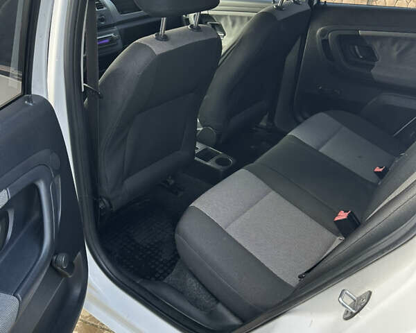 Белый Шкода Фабия, объемом двигателя 1.2 л и пробегом 266 тыс. км за 3299 $, фото 11 на Automoto.ua