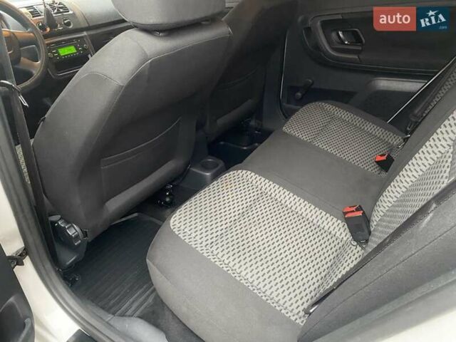 Белый Шкода Фабия, объемом двигателя 1.39 л и пробегом 194 тыс. км за 6200 $, фото 8 на Automoto.ua