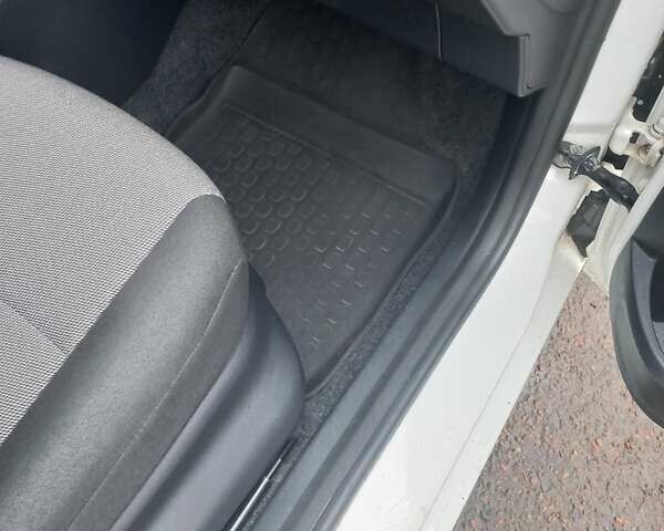 Белый Шкода Фабия, объемом двигателя 1.2 л и пробегом 48 тыс. км за 5000 $, фото 13 на Automoto.ua